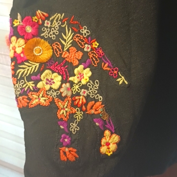 NWOT Black Beautiful Exotic Chico's V Neck Linen Top w Elephant Decor US Size S - Picture 4 of 7